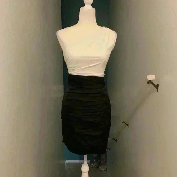 Express one shoulder ruched dress size 2 - Picture 2 of 7